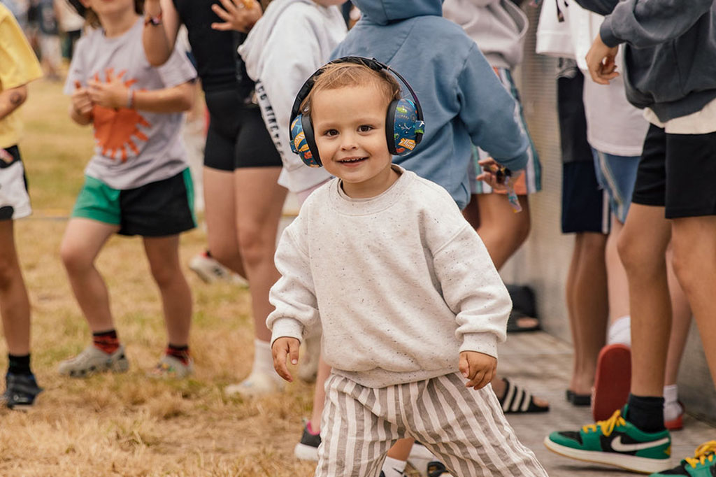 RockOyster2025_Day2_202507251831_People_CaitlinMogridge cropped Child with ear defenders